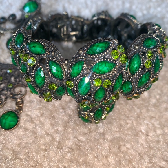Green and Silver Jewelry Set - Picture 6 of 6